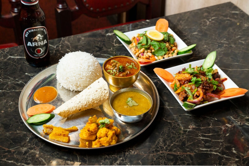 三河島は新たなリトル・カトマンズ。留学生たちの生活を支えるインド・ネパール料理店『モモハウス&バー』