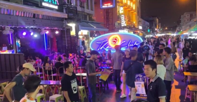 バックパッカー愛した旅の宿　今や夜のネオン街