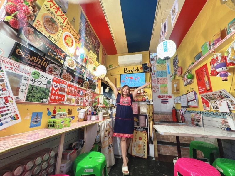 「今日も日本で」第7回「日･タイハーフの看板娘､吉祥寺ハモニカ横丁の食堂で客を勇気づけた『ポジティブノート』とは？」